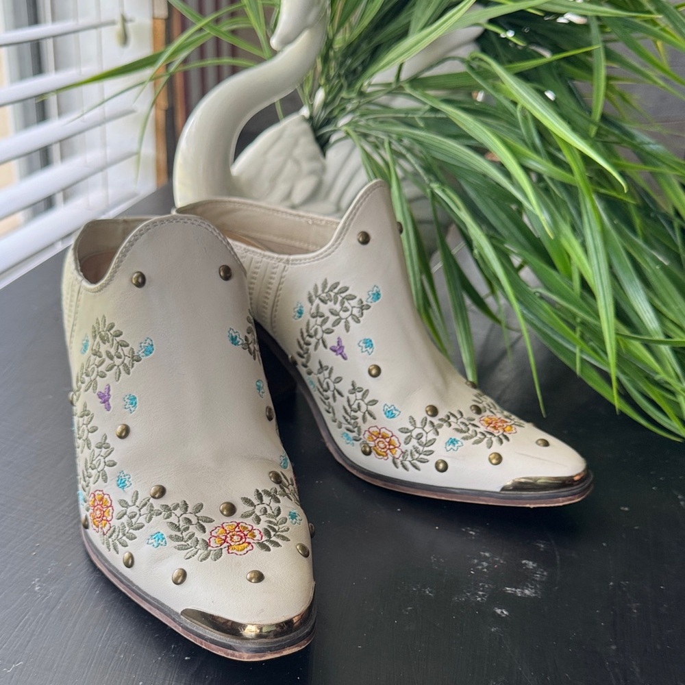 Embroidered Cream Floral Mule Clogs with Metallic Toe